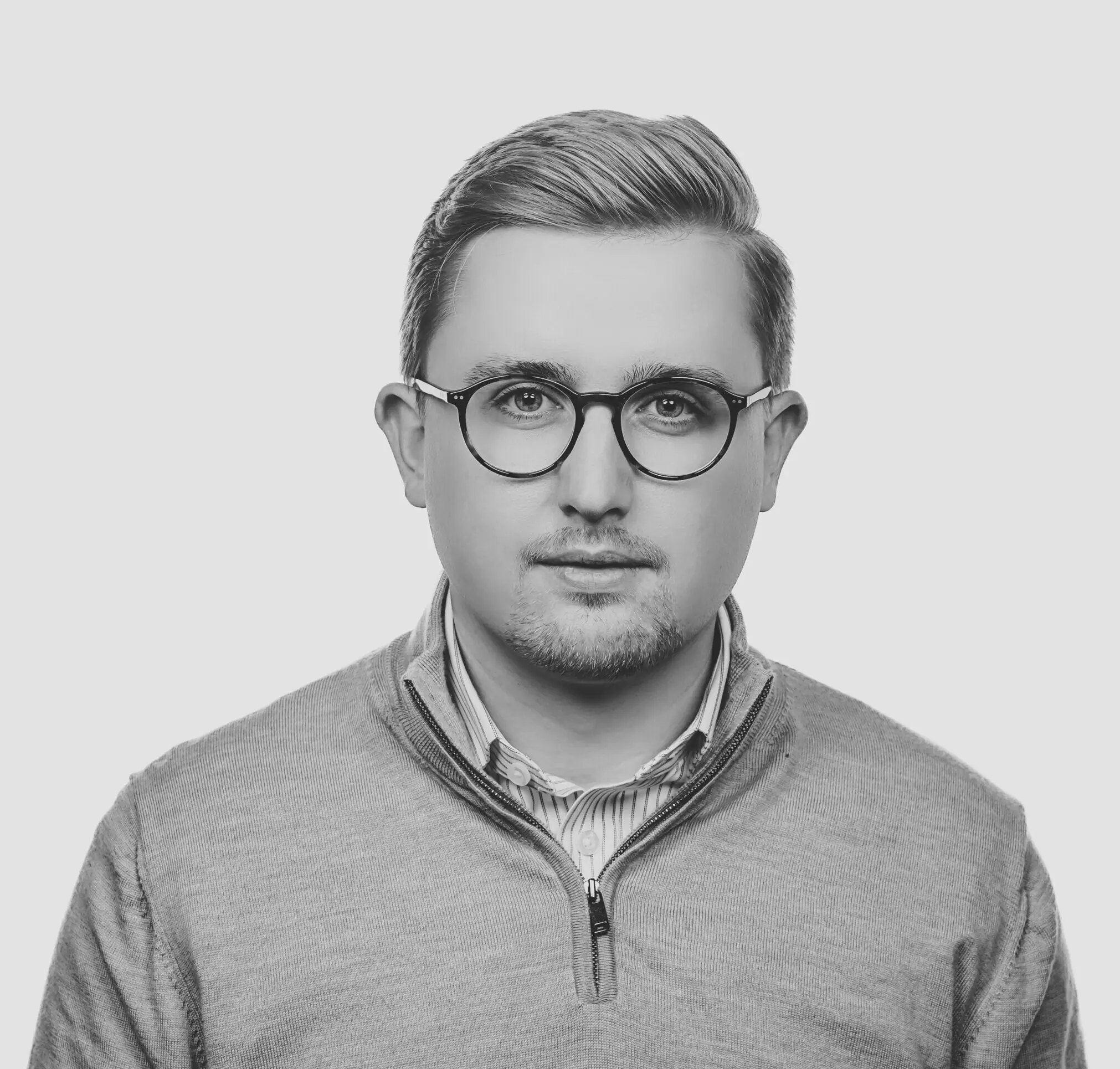 Schwarz-weiß Porträt eines Mannes mit Brille | KANZLEI:KREMERS