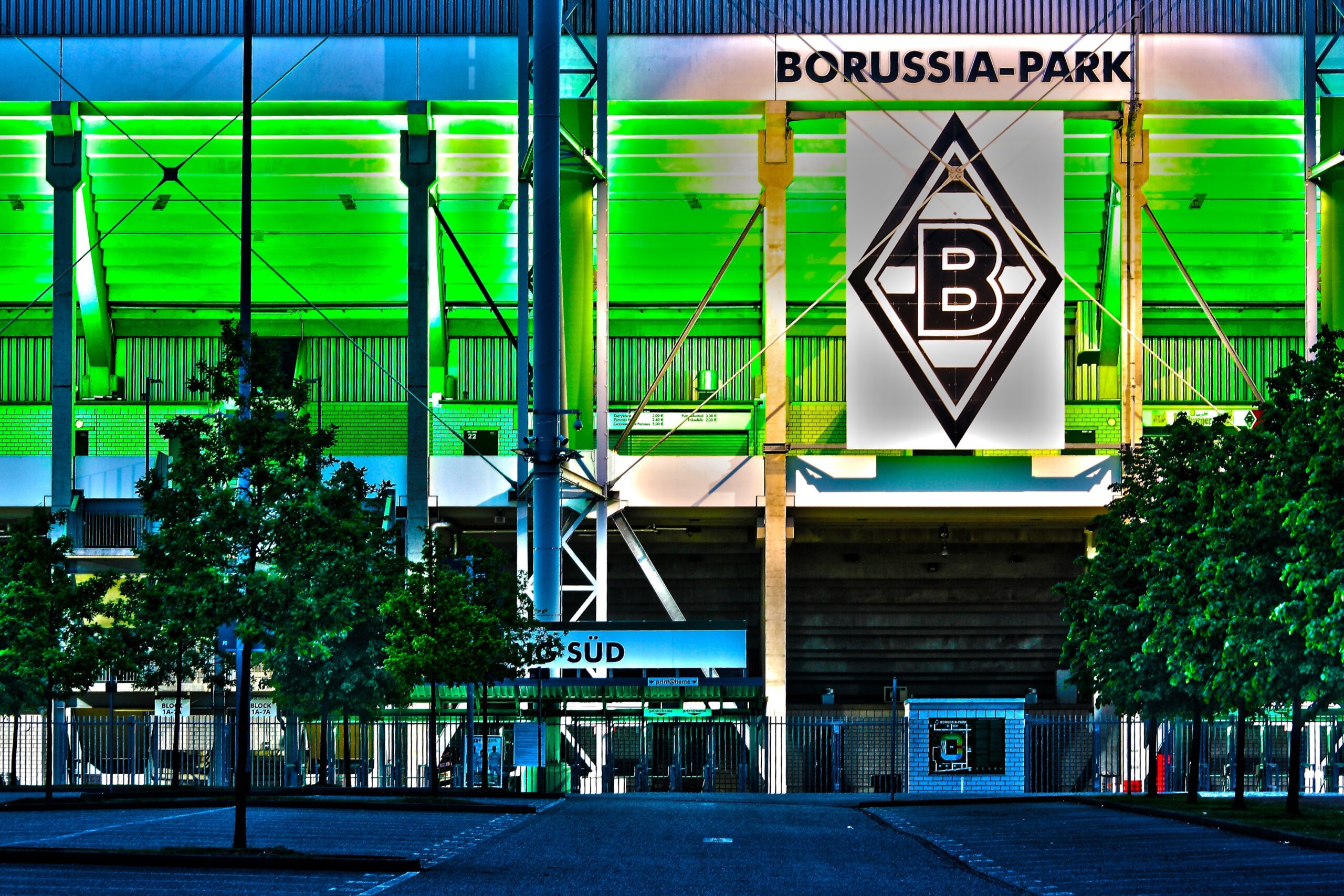 Stadion Borussia-Park grün beleuchtet | KANZLEI:KREMERS